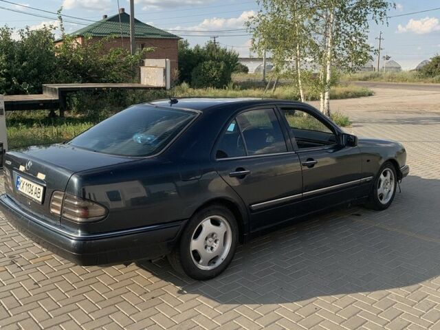 Черный Мерседес Е-Класс, объемом двигателя 3.2 л и пробегом 450 тыс. км за 2700 $, фото 3 на Automoto.ua