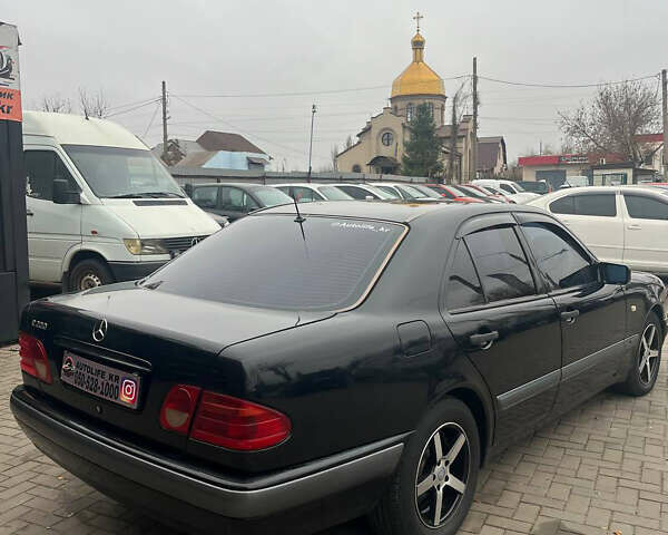 Черный Мерседес Е-Класс, объемом двигателя 2 л и пробегом 307 тыс. км за 4400 $, фото 5 на Automoto.ua