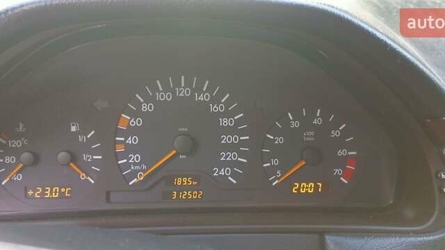 Чорний Мерседес Е-Клас, об'ємом двигуна 2 л та пробігом 312 тис. км за 4900 $, фото 7 на Automoto.ua