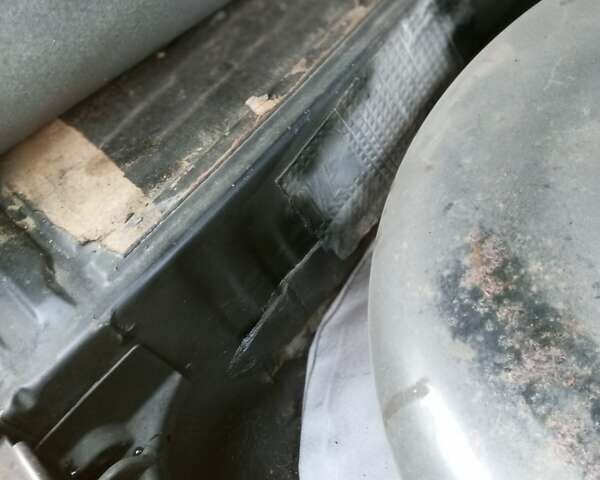 Черный Мерседес Е-Класс, объемом двигателя 2 л и пробегом 250 тыс. км за 3000 $, фото 27 на Automoto.ua