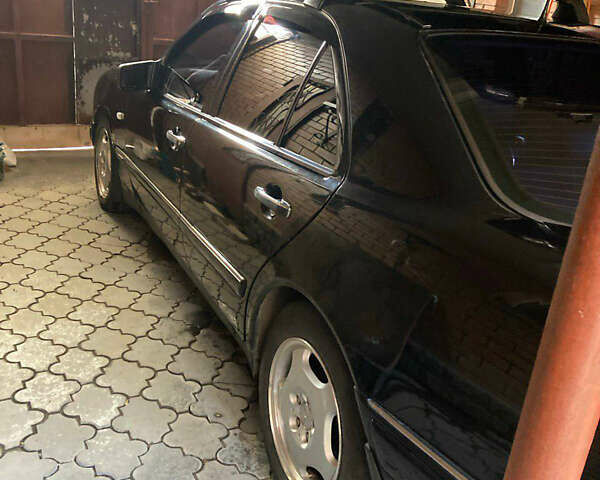 Мерседес Е-Класс 1998 в Харькове на Automoto.ua Черный Мерседес Е-Класс, объемом двигателя 3.2 л и пробегом 400 тыс. км за 5200 $, фото 4 на Automoto.ua