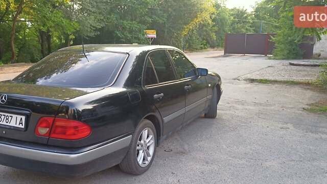 Чорний Мерседес Е-Клас, об'ємом двигуна 2 л та пробігом 312 тис. км за 4900 $, фото 2 на Automoto.ua