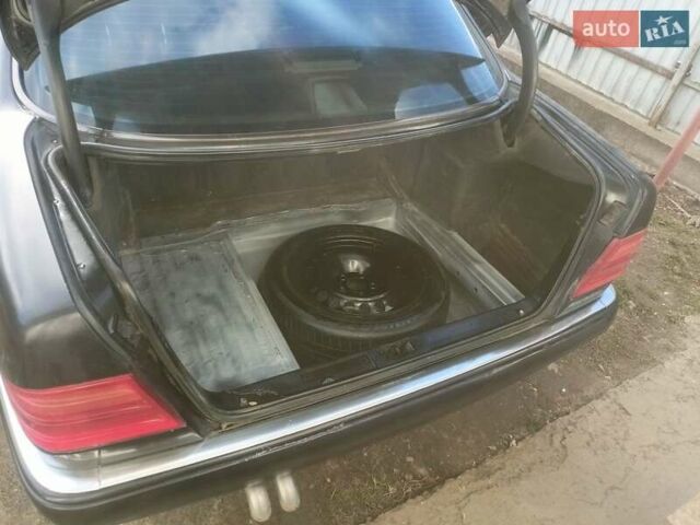 Мерседес Е-Класс 1998 в Черновцах на Automoto.ua Черный Мерседес Е-Класс, объемом двигателя 1.99 л и пробегом 301 тыс. км за 2000 $, фото 4 на Automoto.ua