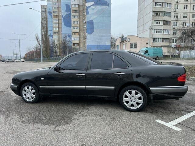 Черный Мерседес Е-Класс, объемом двигателя 3.2 л и пробегом 372 тыс. км за 4500 $, фото 2 на Automoto.ua