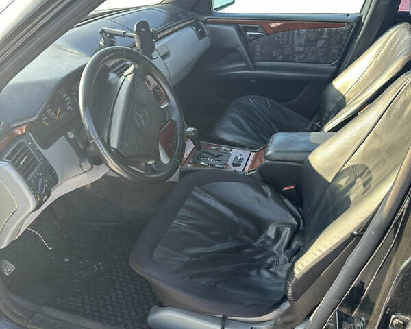 Черный Мерседес Е-Класс, объемом двигателя 2.8 л и пробегом 376 тыс. км за 2399 $, фото 5 на Automoto.ua