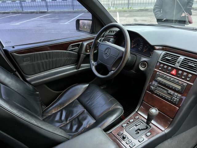 Черный Мерседес Е-Класс, объемом двигателя 3.2 л и пробегом 372 тыс. км за 4500 $, фото 18 на Automoto.ua