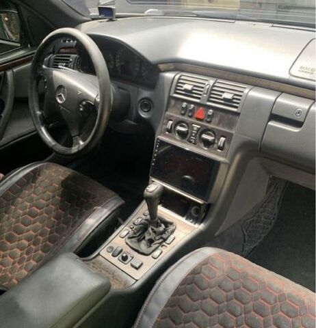 Мерседес Е-Класс 1998 в Белой Церкве на Automoto.ua Черный Мерседес Е-Класс, объемом двигателя 2 л и пробегом 876 тыс. км за 2800 $, фото 5 на Automoto.ua