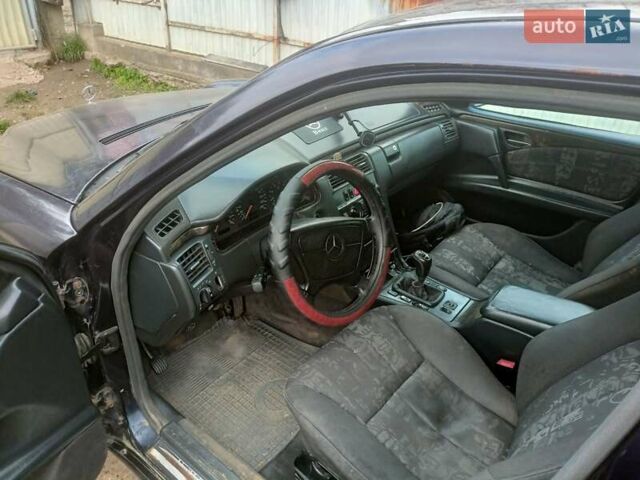 Мерседес Е-Класс 1998 в Черновцах на Automoto.ua Черный Мерседес Е-Класс, объемом двигателя 1.99 л и пробегом 301 тыс. км за 2000 $, фото 11 на Automoto.ua
