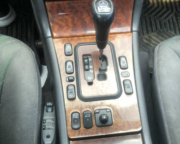 Черный Мерседес Е-Класс, объемом двигателя 2.8 л и пробегом 256 тыс. км за 2999 $, фото 12 на Automoto.ua