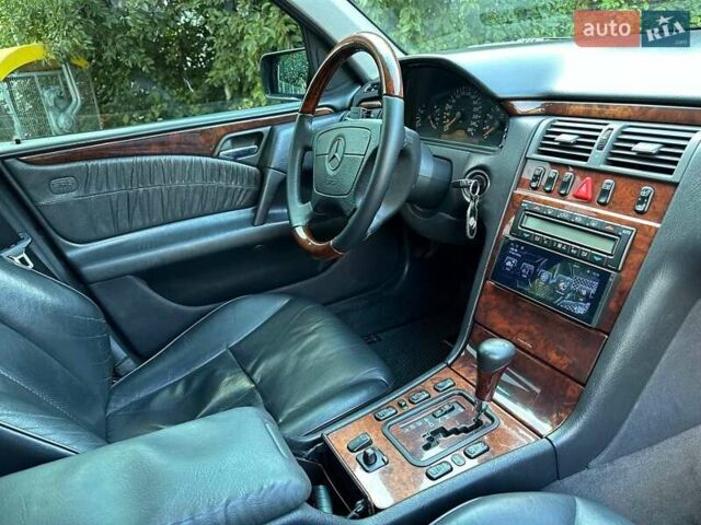 Черный Мерседес Е-Класс, объемом двигателя 2.8 л и пробегом 293 тыс. км за 4000 $, фото 2 на Automoto.ua