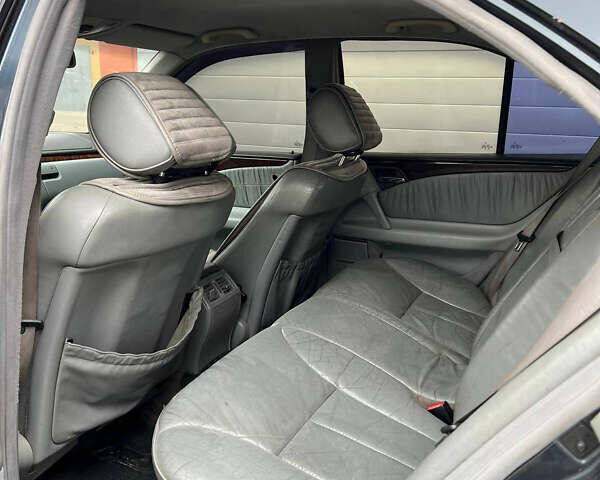 Черный Мерседес Е-Класс, объемом двигателя 4.3 л и пробегом 200 тыс. км за 3999 $, фото 9 на Automoto.ua