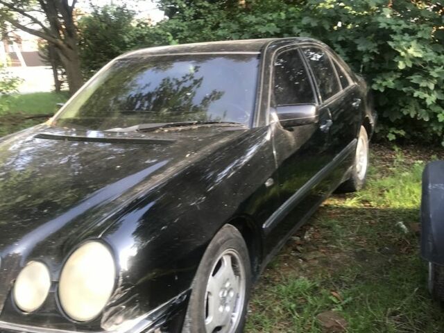 Черный Мерседес Е-Класс, объемом двигателя 2.4 л и пробегом 400 тыс. км за 3300 $, фото 4 на Automoto.ua