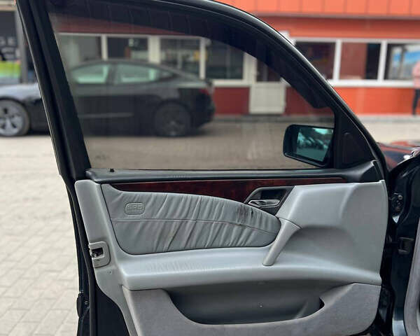 Черный Мерседес Е-Класс, объемом двигателя 4.3 л и пробегом 200 тыс. км за 3999 $, фото 10 на Automoto.ua