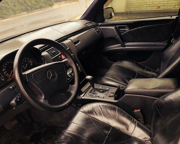 Черный Мерседес Е-Класс, объемом двигателя 2.4 л и пробегом 380 тыс. км за 2999 $, фото 2 на Automoto.ua