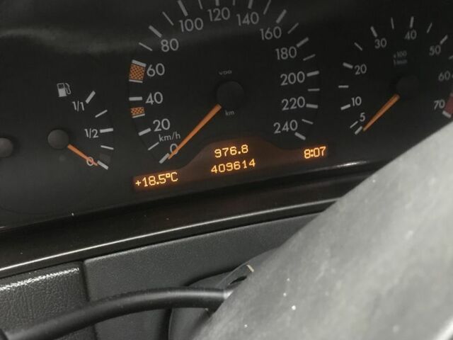 Черный Мерседес Е-Класс, объемом двигателя 2.4 л и пробегом 400 тыс. км за 3300 $, фото 2 на Automoto.ua