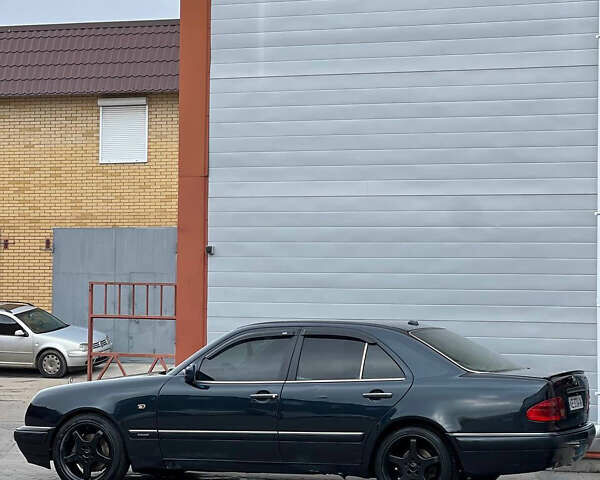 Черный Мерседес Е-Класс, объемом двигателя 4.3 л и пробегом 200 тыс. км за 3999 $, фото 4 на Automoto.ua