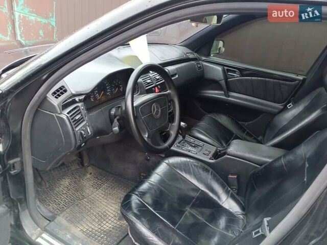 Черный Мерседес Е-Класс, объемом двигателя 2.4 л и пробегом 481 тыс. км за 2500 $, фото 4 на Automoto.ua