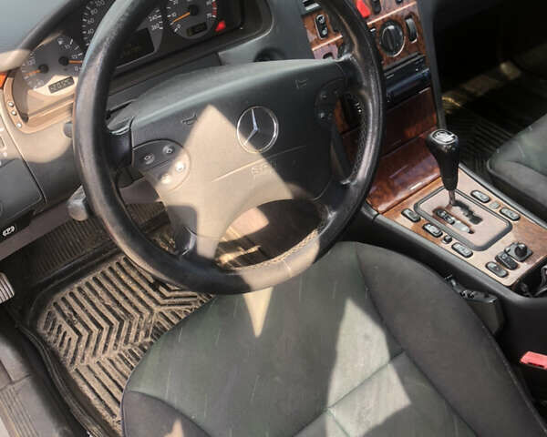 Черный Мерседес Е-Класс, объемом двигателя 2.8 л и пробегом 256 тыс. км за 2999 $, фото 8 на Automoto.ua