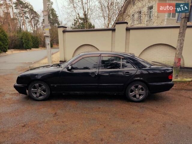 Черный Мерседес Е-Класс, объемом двигателя 2.4 л и пробегом 380 тыс. км за 2999 $, фото 1 на Automoto.ua