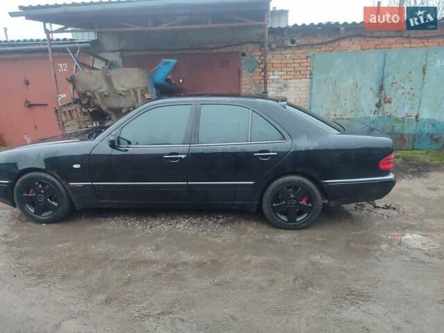 Черный Мерседес Е-Класс, объемом двигателя 2.8 л и пробегом 250 тыс. км за 3500 $, фото 16 на Automoto.ua