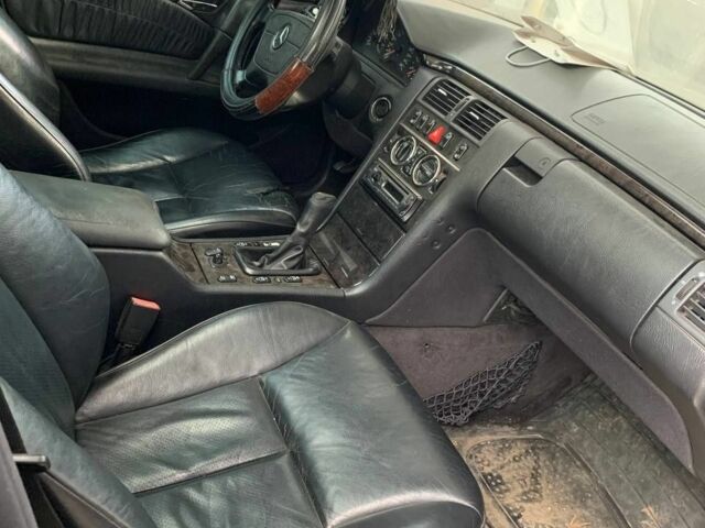 Чорний Мерседес Е-Клас, об'ємом двигуна 0 л та пробігом 280 тис. км за 2500 $, фото 4 на Automoto.ua
