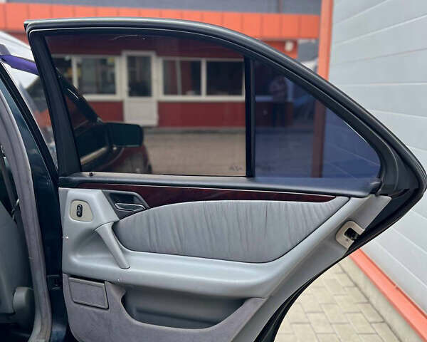 Черный Мерседес Е-Класс, объемом двигателя 4.3 л и пробегом 200 тыс. км за 3999 $, фото 13 на Automoto.ua