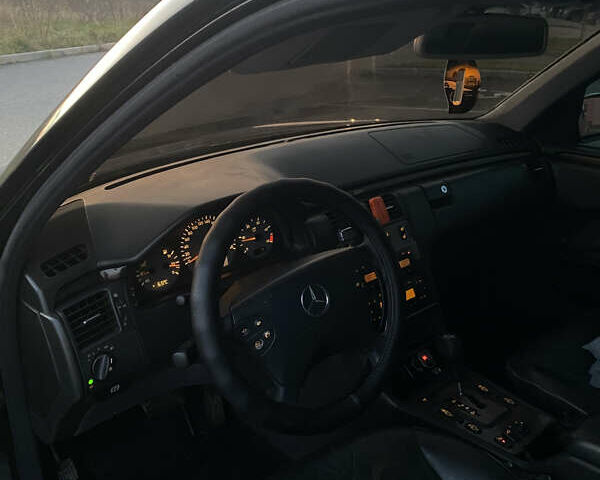 Чорний Мерседес Е-Клас, об'ємом двигуна 3.22 л та пробігом 395 тис. км за 4450 $, фото 9 на Automoto.ua