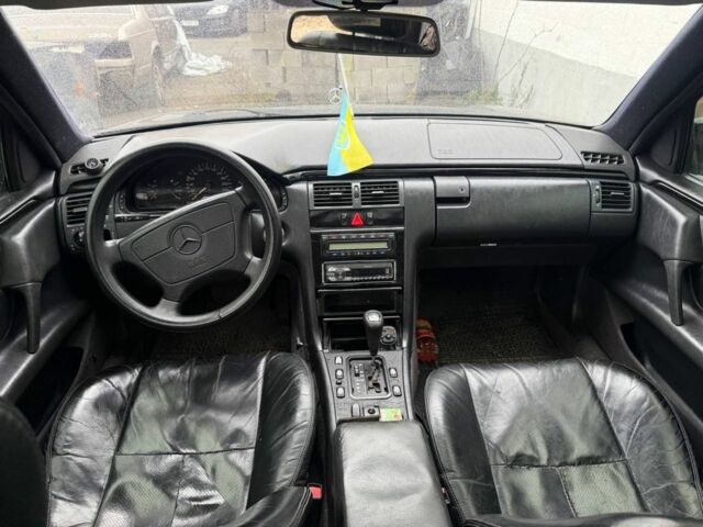 Черный Мерседес Е-Класс, объемом двигателя 2.4 л и пробегом 450 тыс. км за 2800 $, фото 7 на Automoto.ua