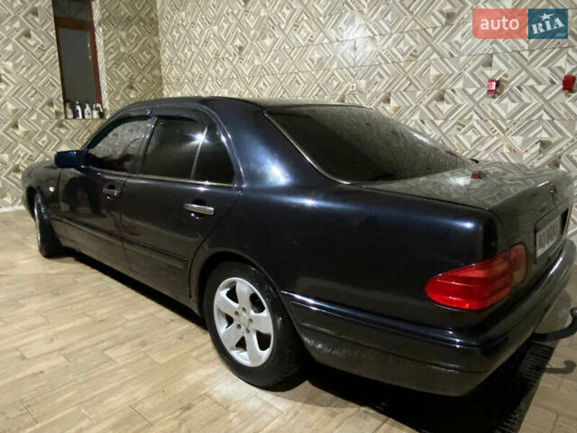 Чорний Мерседес Е-Клас, об'ємом двигуна 2 л та пробігом 290 тис. км за 3200 $, фото 2 на Automoto.ua