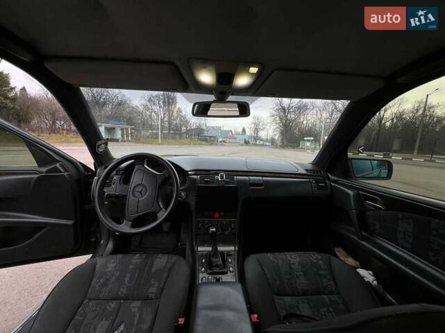 Чорний Мерседес Е-Клас, об'ємом двигуна 2.8 л та пробігом 310 тис. км за 3300 $, фото 4 на Automoto.ua