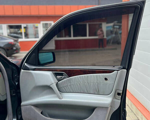 Черный Мерседес Е-Класс, объемом двигателя 4.3 л и пробегом 200 тыс. км за 3999 $, фото 11 на Automoto.ua