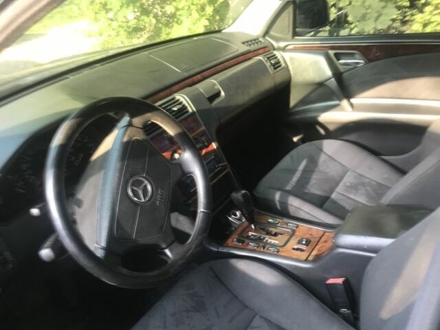 Черный Мерседес Е-Класс, объемом двигателя 2.4 л и пробегом 400 тыс. км за 3300 $, фото 3 на Automoto.ua