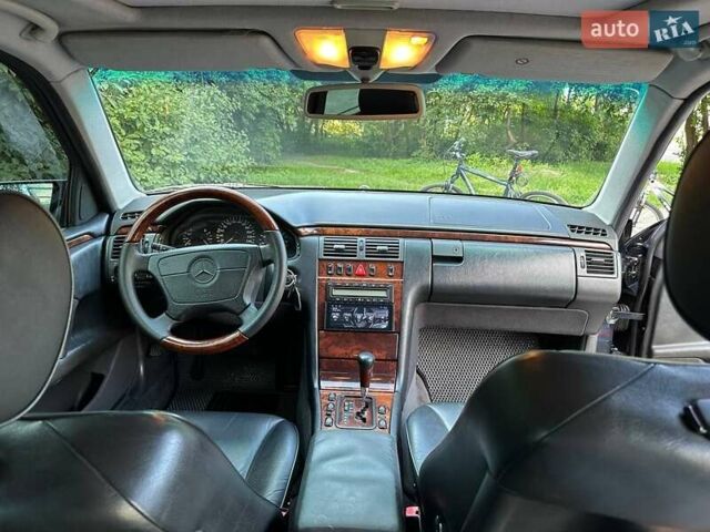 Черный Мерседес Е-Класс, объемом двигателя 2.8 л и пробегом 293 тыс. км за 4000 $, фото 6 на Automoto.ua
