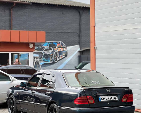 Черный Мерседес Е-Класс, объемом двигателя 4.3 л и пробегом 200 тыс. км за 3999 $, фото 5 на Automoto.ua