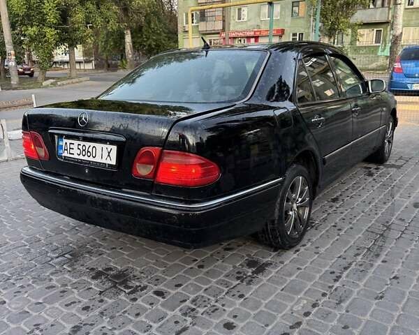 Черный Мерседес Е-Класс, объемом двигателя 2.4 л и пробегом 400 тыс. км за 2699 $, фото 5 на Automoto.ua