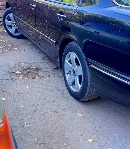 Черный Мерседес Е-Класс, объемом двигателя 3.2 л и пробегом 277 тыс. км за 3100 $, фото 2 на Automoto.ua