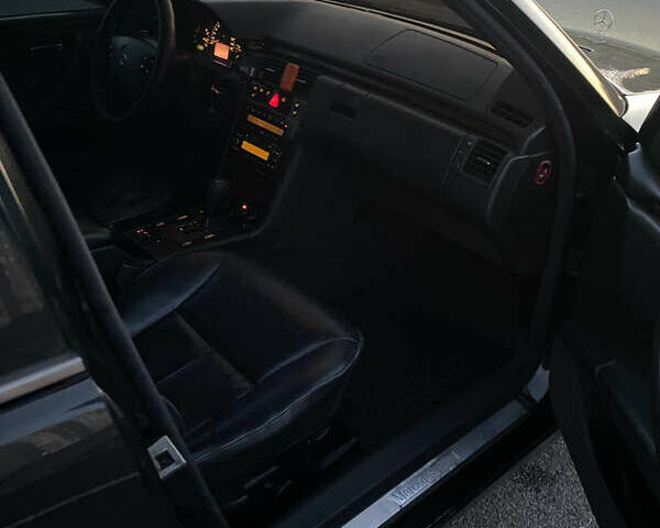 Чорний Мерседес Е-Клас, об'ємом двигуна 3.22 л та пробігом 395 тис. км за 4450 $, фото 22 на Automoto.ua