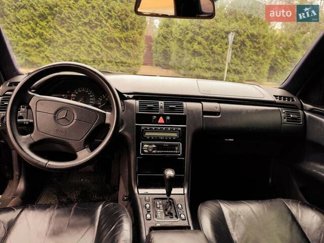Черный Мерседес Е-Класс, объемом двигателя 2.4 л и пробегом 380 тыс. км за 2999 $, фото 3 на Automoto.ua