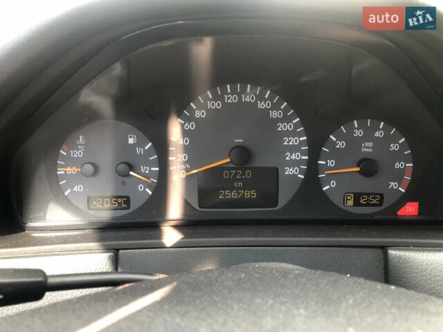 Черный Мерседес Е-Класс, объемом двигателя 2.8 л и пробегом 256 тыс. км за 2999 $, фото 9 на Automoto.ua