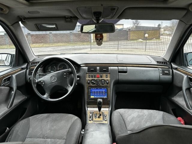 Черный Мерседес Е-Класс, объемом двигателя 2.7 л и пробегом 400 тыс. км за 3900 $, фото 4 на Automoto.ua