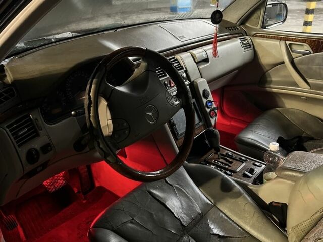 Черный Мерседес Е-Класс, объемом двигателя 3.2 л и пробегом 290 тыс. км за 1799 $, фото 4 на Automoto.ua