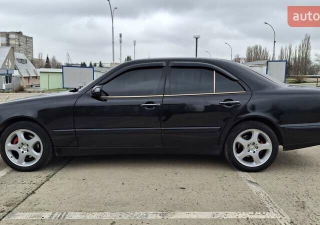 Чорний Мерседес Е-Клас, об'ємом двигуна 3.2 л та пробігом 322 тис. км за 3300 $, фото 2 на Automoto.ua