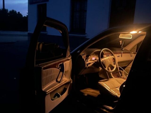 Черный Мерседес Е-Класс, объемом двигателя 3.2 л и пробегом 350 тыс. км за 3500 $, фото 5 на Automoto.ua