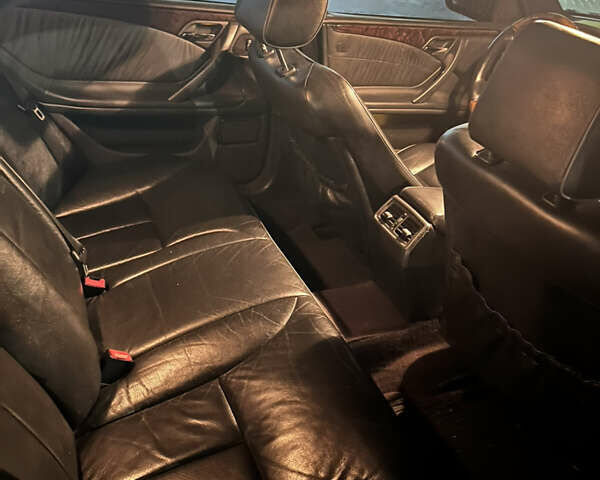 Чорний Мерседес Е-Клас, об'ємом двигуна 2.8 л та пробігом 372 тис. км за 3800 $, фото 4 на Automoto.ua