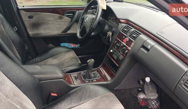 Черный Мерседес Е-Класс, объемом двигателя 2 л и пробегом 221 тыс. км за 3600 $, фото 6 на Automoto.ua