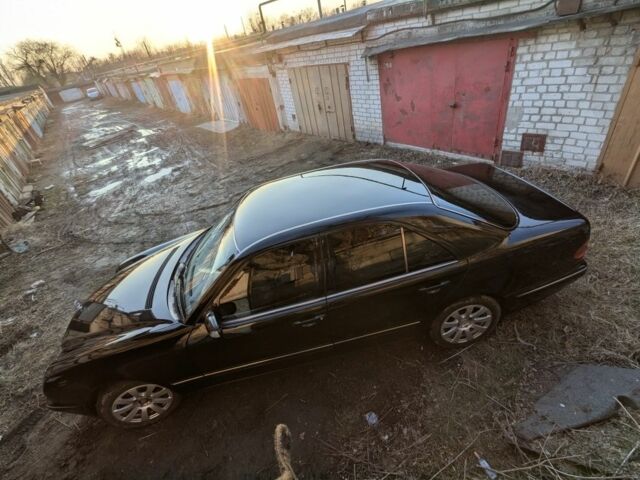 Чорний Мерседес Е-Клас, об'ємом двигуна 2 л та пробігом 400 тис. км за 4900 $, фото 1 на Automoto.ua