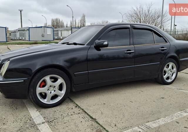 Чорний Мерседес Е-Клас, об'ємом двигуна 3.2 л та пробігом 322 тис. км за 3300 $, фото 1 на Automoto.ua