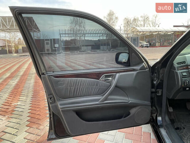 Чорний Мерседес Е-Клас, об'ємом двигуна 2 л та пробігом 259 тис. км за 4000 $, фото 13 на Automoto.ua