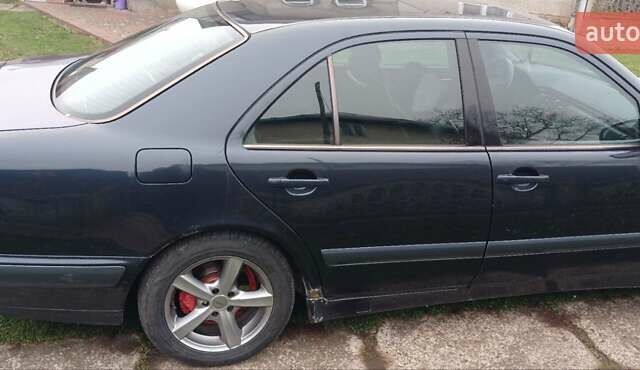 Черный Мерседес Е-Класс, объемом двигателя 2 л и пробегом 221 тыс. км за 3600 $, фото 2 на Automoto.ua