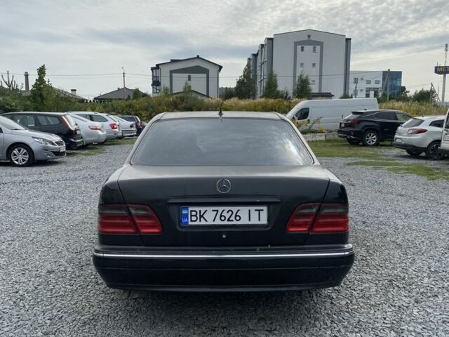 Черный Мерседес Е-Класс, объемом двигателя 3.2 л и пробегом 355 тыс. км за 3200 $, фото 4 на Automoto.ua